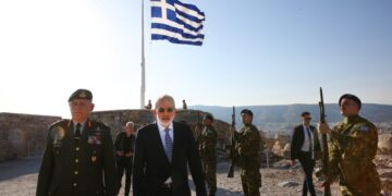 Ο πρωθυπουργός Ιωάννης Σαρμάς, στην Ακρόπολη, κατά την έπαρση της σημαίας, συνοδευόμενος από τον Αρχηγό ΓΕΕΘΑ Κωνσταντίνο Φλώρο  (φωτ.: Ορέστης Παναγιώτου / EUROKINISSI)