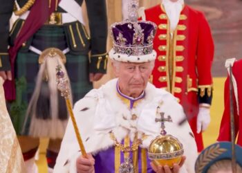 Ο Κάρολος ο Γ, φορώντας το στέμμα του βασιλιά βγαίνει από το Αββαείο του Ουέστμινστερ (πηγή: YouTube / SkyNews)