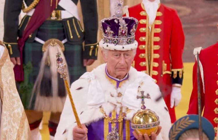 Ο Κάρολος ο Γ, φορώντας το στέμμα του βασιλιά βγαίνει από το Αββαείο του Ουέστμινστερ (πηγή: YouTube / SkyNews)