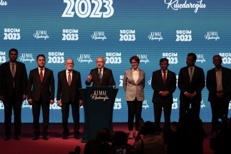O υποψήφιος για την προεδρία της Τουρκίας Κεμάλ Κιλιτσντάρογλου με τους ηγέτες της Εθνικής Συμμαχίας, στην έδρα του CHP, στην Άγκυρα (φωτ.: 
EPA/ Sedat Suna)