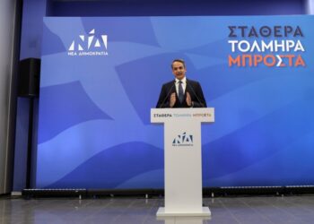 Ο πρωθυπουργός και πρόεδρος της Νέας Δημοκρατίας, Κυριάκος Μητσοτάκης, κάνει τις πρώτες δηλώσεις στα γραφεία του κόμματος μετά την ανακοίνωση των αποτελεσμάτων (φωτ.: ΑΠΕ-ΜΠΕ/Γιώργος Βιτσαράς)