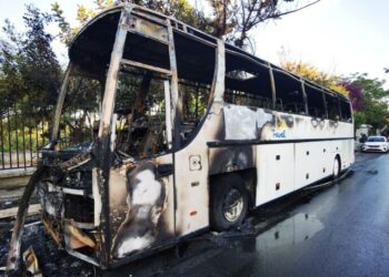 Ένα από τα δύο λεωφορεία που κάηκαν ολοσχερώς έξω από τη Γεωπονική Σχολή μετά από φωτιά που προκάλεσαν μολότοφ (πηγή φωτ.: ΕΡΤ)