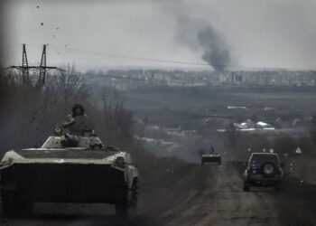 Oυκρανικό άρμα μάχης και στο βάθος η πόλη Μπαχμούτ (φωτ.: EPA / Oleg Petrasyuk)