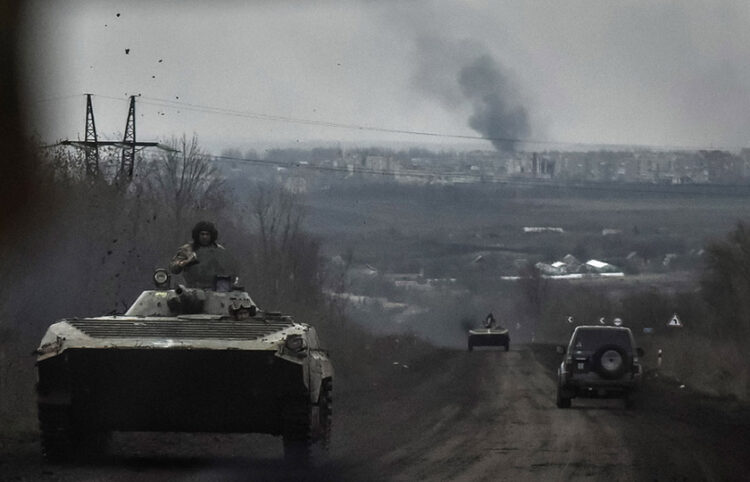 Oυκρανικό άρμα μάχης και στο βάθος η πόλη Μπαχμούτ (φωτ.: EPA / Oleg Petrasyuk)