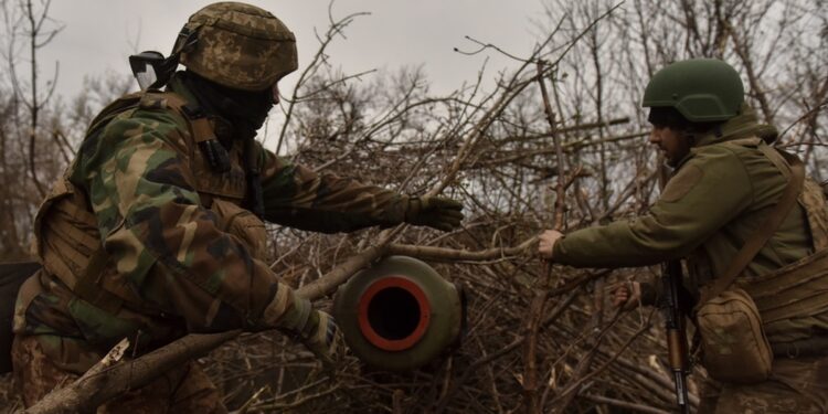 Στρατιώτες του ουκρανικού πυροβολικού ετοιμάζονται να ρίξουν βολή σε στόχο κοντά στο Μπαχμούτ (φωτ.:EPA/Oleg Petrasyuk)