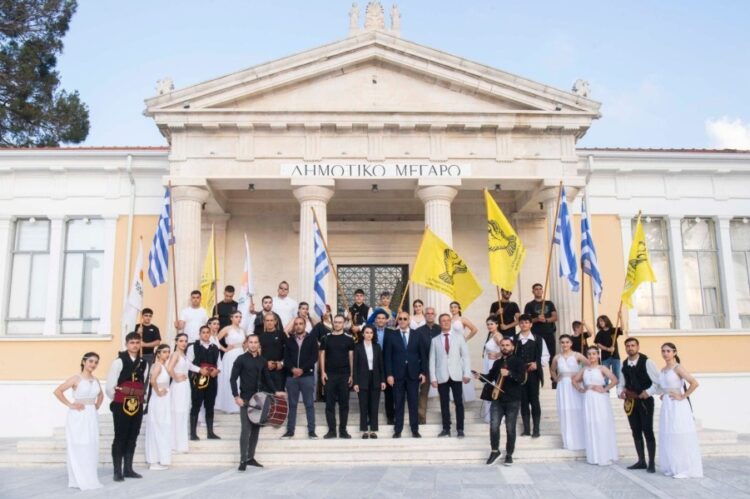 Αναμνηστική φωτογραφία έξω από το δημαρχείο Πάφου, κατά την εκδήλωση για τα 104 χρόνια από τη Γενοκτονία των Ελλήνων του Πόντου (πηγή: facebook.com/pafosmunicipality)