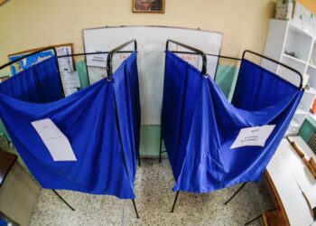 Στιγμιότυπο από την εκλογική διαδικασία σε εκλογικό τμήμα του Περάματος, Κυριακή 21 Μαΐου 2023 (φωτ.: Eurokinissi/Γιώργος Κονταρίνης)