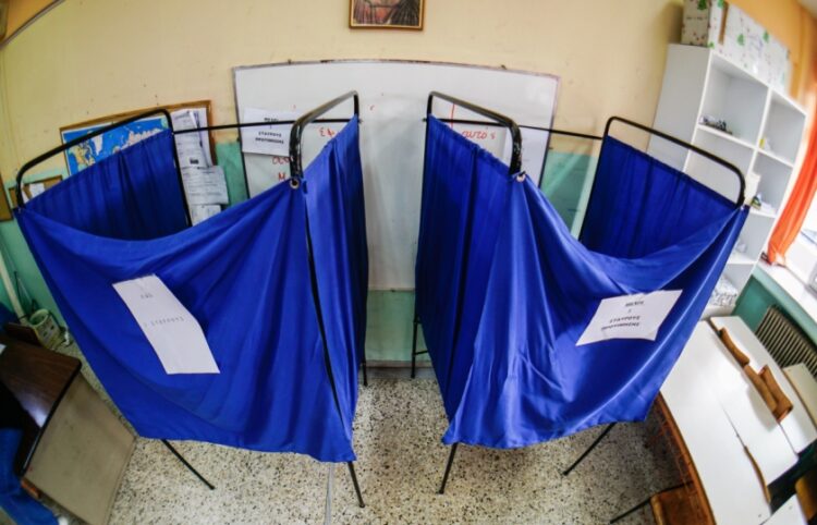 Στιγμιότυπο από την εκλογική διαδικασία σε εκλογικό τμήμα του Περάματος, Κυριακή 21 Μαΐου 2023 (φωτ.: Eurokinissi/Γιώργος Κονταρίνης)