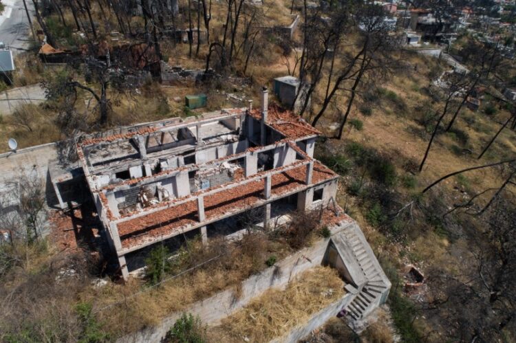 Ερείπια κτηρίου κατοικιών στο Μάτι (φωτ.: EUROKINISSI/Αντώνης Νικολόπουλος)