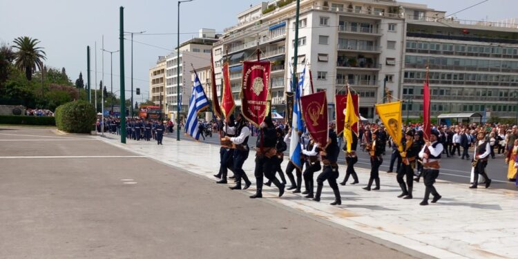 Ποντιακά σωματεία κατευθύνονται στο μνημείο του Άγνωστου Στρατιώτη στις εκδηλώσεις της Κυριακής 14 Μαΐου για τη Γενοκτονία των Ελλήνων του Πόντου (Πηγή φωτ.: Facebook/ Ένωση Ποντίων Χαλανδρίου «Ο Ακρίτας»)