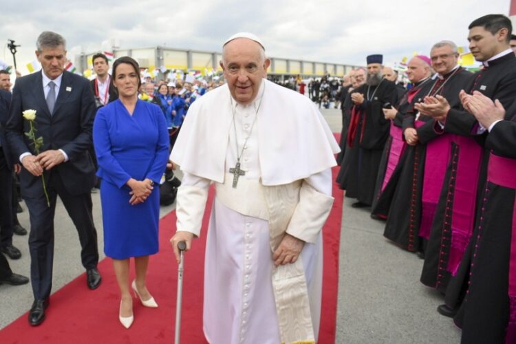 Ο προκαθήμενος της Ρωμαιοκαθολικής Εκκλησίας Πάπας Φραγκίσκος ενώ ετοιμάζεται να αποχωρήσει από τη Βουδαπέστη, όπου πραγματοποίησε επίσημη επίσκεψη (φωτ.: EPA/ VATICAN MEDIA HANDOUT)