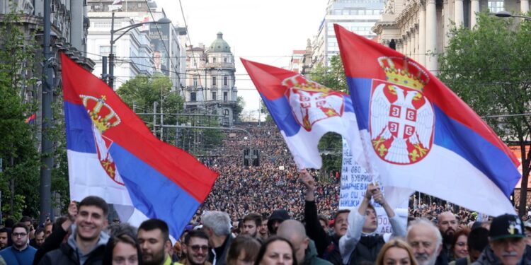 Δεκάδες χιλιάδες πολίτες συμμετέχουν στην ειρηνική διαδήλωση ενάντια στη βία που διοργάνωσε στο Βελιγράδι η αντιπολίτευση (φωτ.: EPA/Andrej Cukic)
