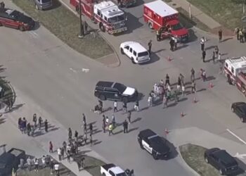 Αστυνομικοί απομακρύνουν το κόσμο  έξω από το εμπορικό κέντρο στην πόλη Άλεν του Τέξας όπου εννέα άνθρωποι τουλάχιστον οκτώ άνθρωποι έχασαν τη ζωή τους από πυρά ενόπλου (φωτ.: youtube.com/@Wfaa8)