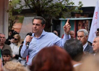 Ο πρόεδρος του ΣΥΡΙΖΑ-Προοδευτική Συμμαχία, Αλέξης Τσίπρας, μιλάει με πολίτες κατά τη διάρκεια της περιοδείας του στα Γρεβενά, το Σάββατο 06 Μαΐου 2023. (Φωτ.: Γραφείο Τύπου ΣΥΡΙΖΑ/Θωμάς Ζήκος)