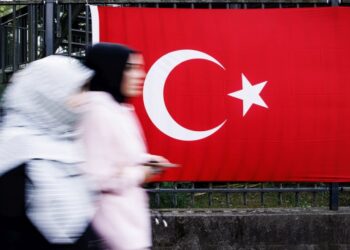 Γυναίκες. τουρκικής καταγωγής, περνούν μπροστά από το Προξενείο της Τουρκίας στο Βερολίνο, στη Γερμανία (φωτ.: EPA/ Clemens Bilan)