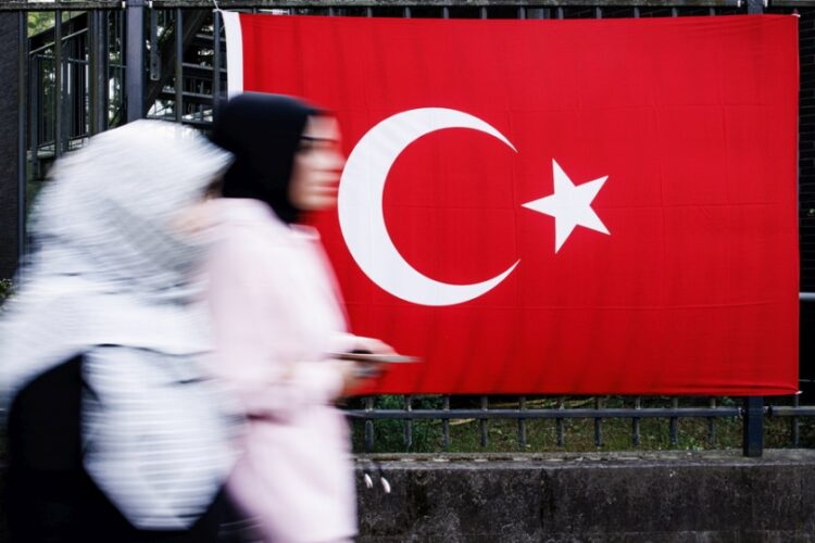 Γυναίκες. τουρκικής καταγωγής, περνούν μπροστά από το Προξενείο της Τουρκίας στο Βερολίνο, στη Γερμανία (φωτ.: 
EPA/ Clemens Bilan)