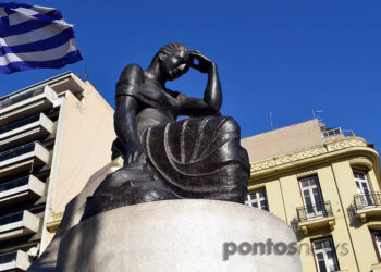 Το άγαλμα της Πόντιας μάνας, στην πλατεία Αγίας Σοφίας, στη Θεσσαλονίκη (φωτ.: Χριστίνα Κωνσταντάκη)