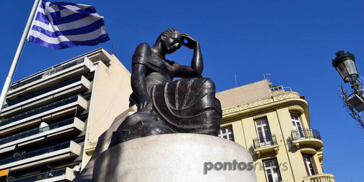 Το άγαλμα της Πόντιας μάνας, στην πλατεία Αγίας Σοφίας, στη Θεσσαλονίκη (φωτ.: Χριστίνα Κωνσταντάκη)
