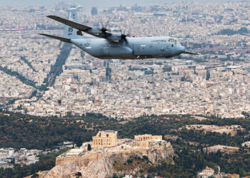 Το αμερικανικό C-130J πάνω από την Ακρόπολη, στο πλαίσιο της άσκησης «Κλεμμένος Κέρβερος» (φωτ.: Γραφείο Τύπου ΓΕΕΘΑ)