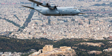 Το αμερικανικό C-130J πάνω από την Ακρόπολη, στο πλαίσιο της άσκησης «Κλεμμένος Κέρβερος» (φωτ.: Γραφείο Τύπου ΓΕΕΘΑ)