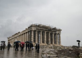 Επίσκεψη στην Ακρόπολη υπό βροχή (φωτ.: EUROKINISSI/Μιχάλης Καραγιάννης)