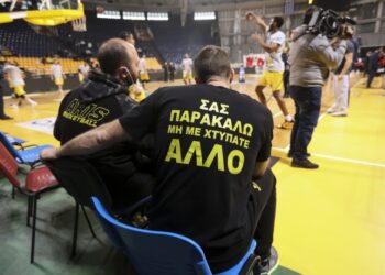 Παίκτες της ΚΑΕ Άρης φορούν μπλούζα που αναγράφει «Σας παρακαλώ μη με χτυπάτε άλλο», τη φράση που έλεγε ο Άλκης Καμπανός στους δολοφόνους του (φωτ.: MEGAPRESS/Παύλος Μακρίδης)