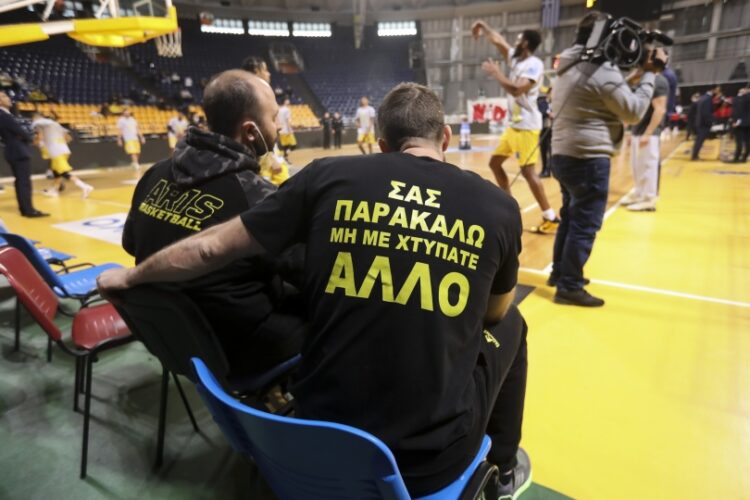 Παίκτες της ΚΑΕ Άρης φορούν μπλούζα που αναγράφει «Σας παρακαλώ μη με χτυπάτε άλλο», τη φράση που έλεγε ο Άλκης Καμπανός στους δολοφόνους του (φωτ.: MEGAPRESS/Παύλος Μακρίδης)