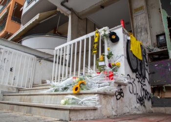 Λίγα λουλούδια και κεριά στο σημείο όπου δολοφονήθηκε ο Άλκης Καμπανός (φωτ.: EUROKINISSI/Ραφαήλ Γεωργιάδης)