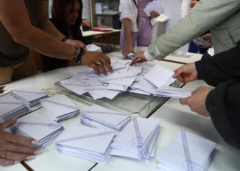 Άνοιγμα κάλπης σε εκλογικό κέντρο της Θεσσαλονίκης (φωτ.: ΜΟΤΙΟΝΤΕΑΜ/Βασίλης Βερβερίδης)