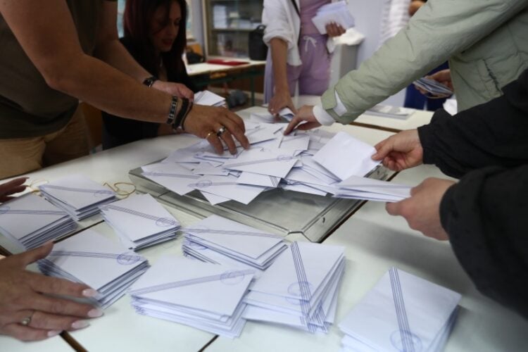 Άνοιγμα κάλπης σε εκλογικό κέντρο της Θεσσαλονίκης (φωτ.: ΜΟΤΙΟΝΤΕΑΜ/Βασίλης Βερβερίδης)