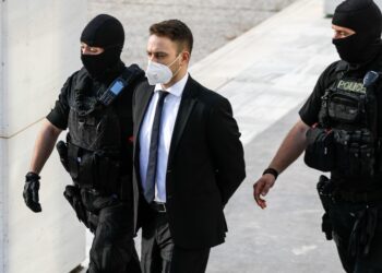 Ο Μπάμπης Αναγνωστόπουλος ενώ προσέρχεται στο δικαστήριο, συνοδεία αστυνομικών (φωτ. αρχείου: EUROKINISSI/Γιώργος Κονταρίνης)