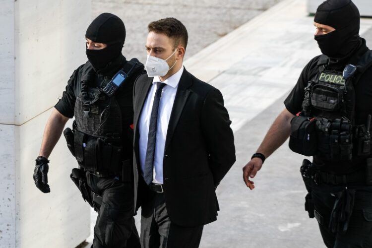 Ο Μπάμπης Αναγνωστόπουλος ενώ προσέρχεται στο δικαστήριο, συνοδεία αστυνομικών (φωτ. αρχείου: EUROKINISSI/Γιώργος Κονταρίνης)