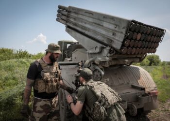Ουκρανοί στρατιώτες από την 24η Μηχανοποιημένη Ταξιαρχία «King Danylo» προετοιμάζουν ένα σύστημα πολλαπλών εκτοξευτών πυραύλων BM-21 «Grad» πριν πυροβολήσουν προς το Μπαχμούτ (φωτ.: EPA/Oleg Petrasyuk)