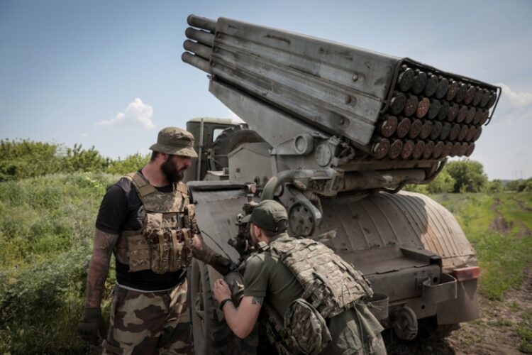 Ουκρανοί στρατιώτες από την 24η Μηχανοποιημένη Ταξιαρχία «King Danylo» προετοιμάζουν ένα σύστημα πολλαπλών εκτοξευτών πυραύλων BM-21 «Grad» πριν πυροβολήσουν προς το Μπαχμούτ (φωτ.: EPA/Oleg Petrasyuk)
