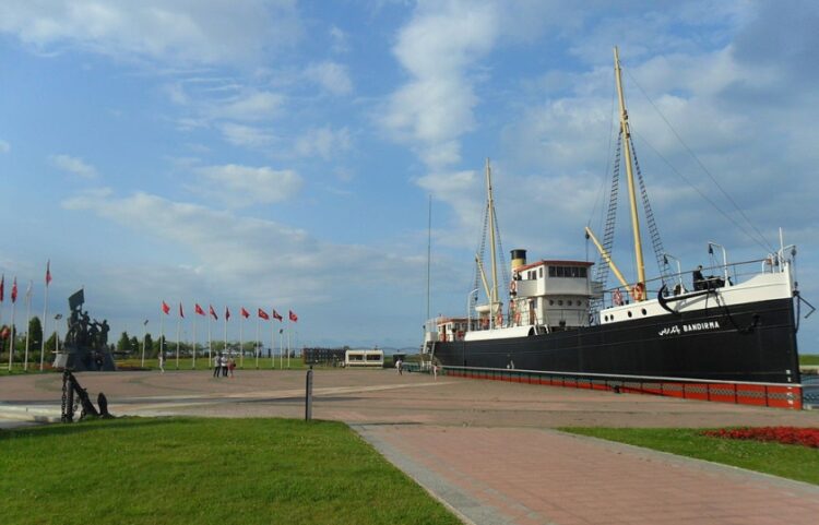 Ένα πιστό αντίγραφο του πλοίου Bandırma στο υπαίθριο μουσείο του Εθνικού Πάρκου Αγώνα στην περιοχή Canik της Σαμψούντας.(φωτ.: commons.wikimedia.org/Cobija)