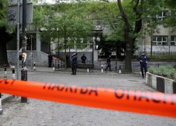 Αστυνομικοί έχουν αποκλείσει το δρόμο έξω από το σχολείο στο Βελιγράδι, όπου σημειώθηκε η δολοφονική επίθεση (φωτ.: EPA/Andrej Cukic)