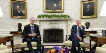 O Δημοκρατικός πρόεδρος Τζο Μπάιντεν και ο Ρεπουμπλικάνος πρόεδρος της Βουλής των Αντιπροσώπων Κέβιν Μακάρθι (φωτ.: EPA / Yuri Gripas / POOL)