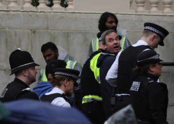 Σύλληψη διαδηλωτή κατά της μοναρχίας στη διάρκεια της τελετής στέψης του Καρόλου (φωτ.: EPA/Martin Divisek)