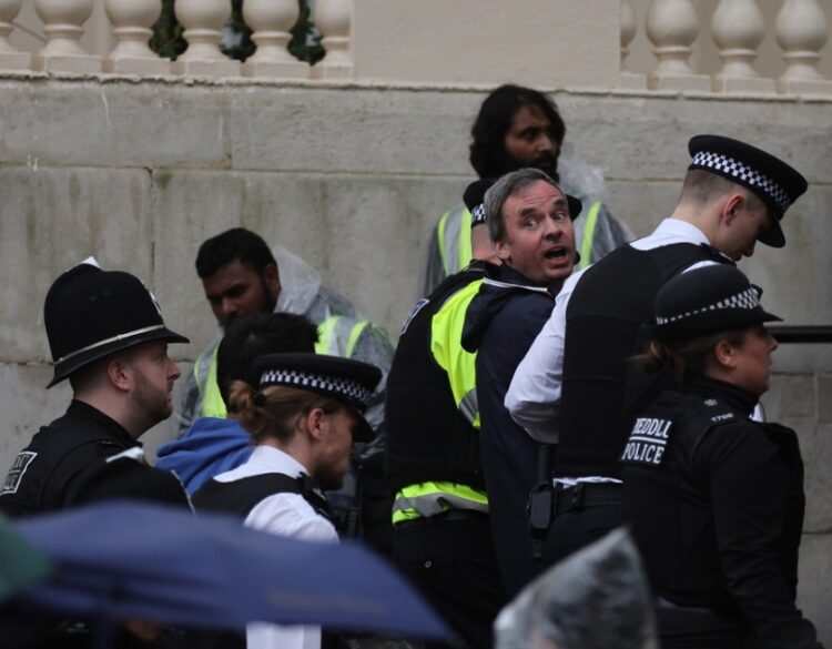 Σύλληψη διαδηλωτή κατά της μοναρχίας στη διάρκεια της τελετής στέψης του Καρόλου (φωτ.: EPA/Martin Divisek)