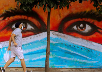 Γκράφιτι για την Covid-19 σε τοίχο στην πόλη Μπανγκαλόρ της Ινδίας (φωτ.: EPA / Jagadeesh Nv)
