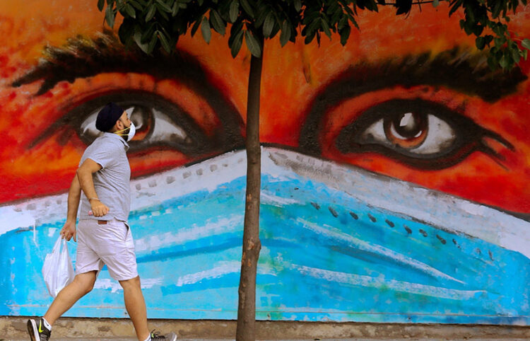 Γκράφιτι για την Covid-19 σε τοίχο στην πόλη Μπανγκαλόρ της Ινδίας (φωτ.: EPA / Jagadeesh Nv)