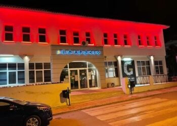 Στο πλαίσιο των εκδηλώσεων, το δημαρχείο Ωραιοκάστρου θα είναι φωταγωγημένο με κόκκινο χρώμα, το οποίο συμβολίζει το αίμα των αθώων θυμάτων της Γενοκτονίας (φωτ. Facebook/δήμος Ωραιοκάστρου)