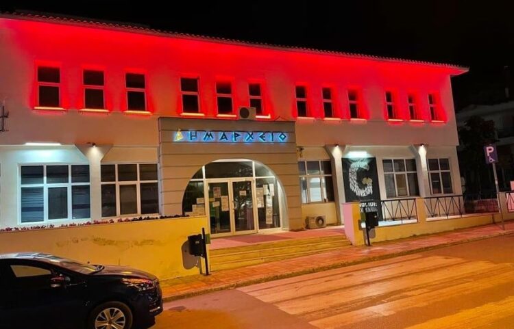 Στο πλαίσιο των εκδηλώσεων, το δημαρχείο Ωραιοκάστρου θα είναι φωταγωγημένο με κόκκινο χρώμα, το οποίο συμβολίζει το αίμα των αθώων θυμάτων της Γενοκτονίας (φωτ. Facebook/δήμος Ωραιοκάστρου)
