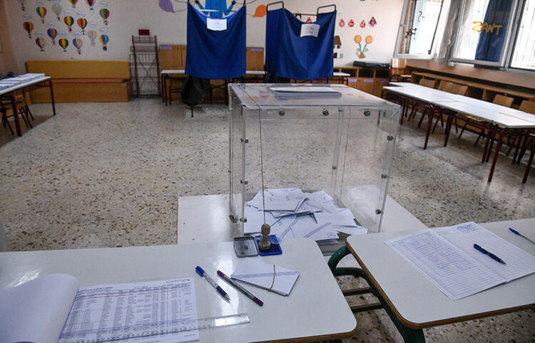 Εκλογικό τμήμα σε σχολείο της Αθήνας (φωτ.: EUROKINISSI / Τατιάνα Μπόλαρη)