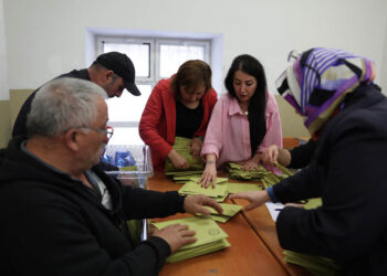 Καταμέτρηση ψήφων από εκλογικό κέντρο της Κωνσταντινούπολης (φωτ.: EPA / Erdem Sahin)