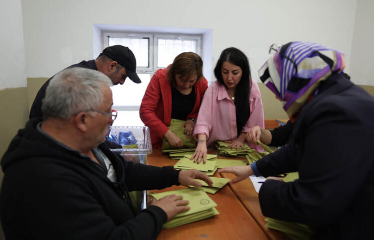 Καταμέτρηση ψήφων από εκλογικό κέντρο της Κωνσταντινούπολης (φωτ.: EPA / Erdem Sahin)