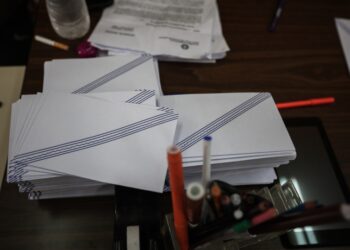 Στην κατοχή των συλληφθέντων βρέθηκε μία σακούλα με 114 κλειστούς φακέλους που έκαστος περιείχε κάρτα υποψήφιου Βουλευτή και 5 ψηφοδέλτια με «σταυρωμένο» το όνομα του συγκεκριμένου υποψήφιου (φωτ. αρχείου: EUROKINISSI/Γιώργος Κονταρίνης)