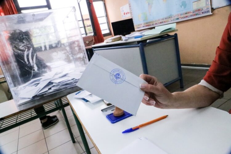 Σύμφωνα με πληροφορίες, το ποσοστό συμμετοχής αυτή την ώρα είναι μεγαλύτερο από την αντίστοιχη ώρα της εκλογικής διαδικασίας του 2019 (φωτ.: EUROKINISSI/Λεωνίδας Τζέκας)