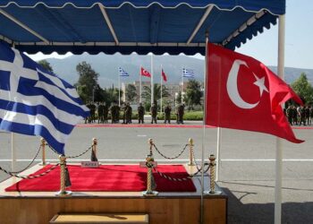 Η τουρκική σημαία στο ελληνικό Πεντάγωνο για επίσημη επίσκεψη αντιστράτηγου της Τουρκίας (φωτ.: Maria Marogianni / Pool)