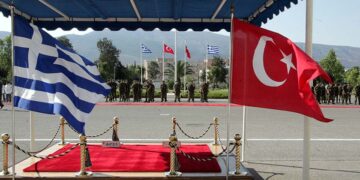 Η τουρκική σημαία στο ελληνικό Πεντάγωνο για επίσημη επίσκεψη αντιστράτηγου της Τουρκίας (φωτ.: Maria Marogianni / Pool)